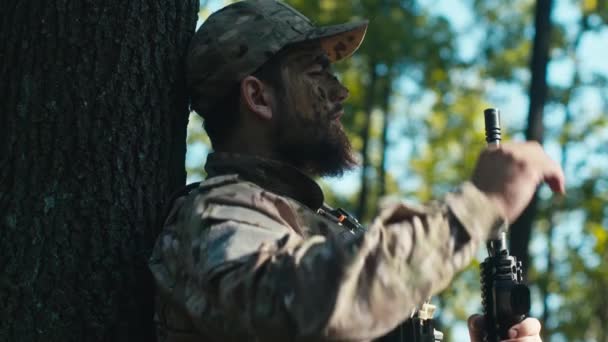 Втомлений Солдат Лісі Знімає Шапку Спираючись Дерево — стокове відео