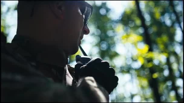 Comandante Dell Esercito Usa Walkie Talkie Comunicazioni Strategiche All Aperto — Video Stock