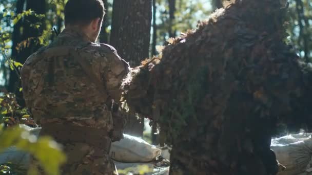 Пехота Камуфляжный Снайпер Готовятся Лесу Маскируются Готовятся — стоковое видео