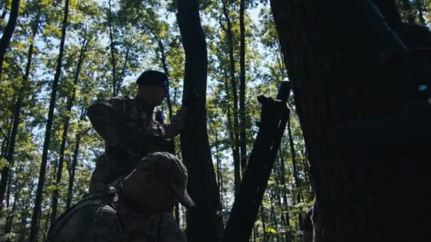 Oficial Del Ejército Apoyado Árbol Hablando Con Sus Soldados — Vídeo de stock