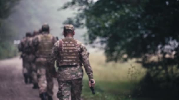 Escuadrón Militar Caminando Línea Camino Tierra Con Comandante Siguiéndolos — Vídeo de stock