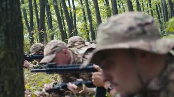 Военная Команда Вооруженная Винтовками Ползает Вперед Лесу — стоковое видео