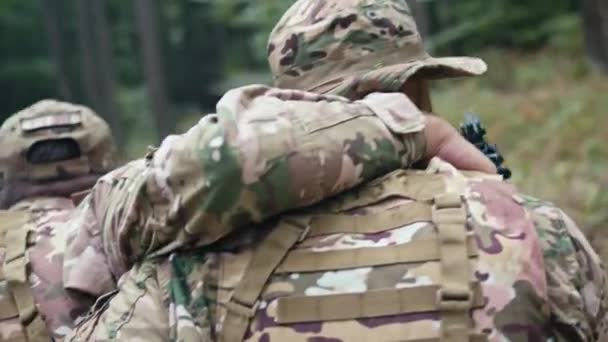 Rear Shot Soldier Helping Injured Companion Showcasing Teamwork Combat — Stock Video