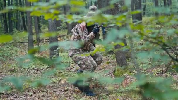 Forest Soldier Aids Injured Colleague Showcasing Teamwork Combat — Stock Video