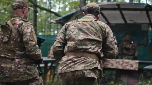 Soldado Demuestra Respeto Obediencia Saludando Comandante Puesto Mando Militar — Vídeo de stock