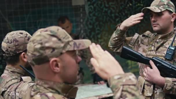 兵士は敬意と従順を示し 司令部で部隊指揮官に給仕する — ストック動画