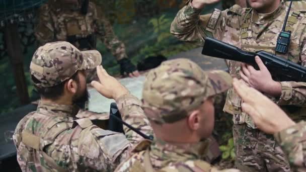 Soldados Demonstram Respeito Obediência Saudando Comandante Posto Comando Militar — Vídeo de Stock