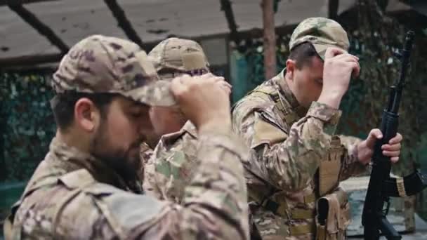 Tres Soldados Para Ejercicio Militar — Vídeo de stock