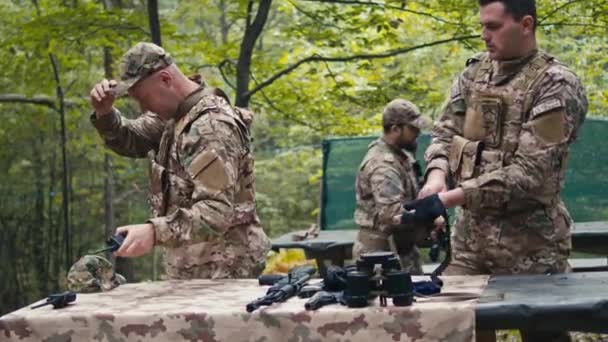 Tre Soldati Indossano Loro Equipaggiamento Militare Ambiente Forestale — Video Stock