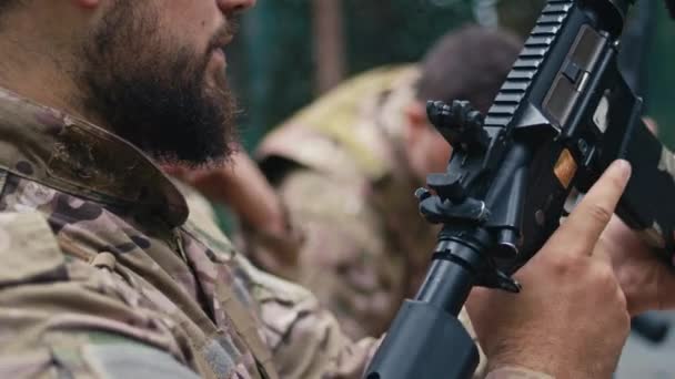 Tres Soldados Preparando Sus Rifles — Vídeo de stock