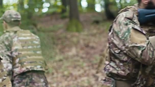 Escuadrón Militar Caminando Cautelosamente Mirando Alrededor — Vídeos de Stock