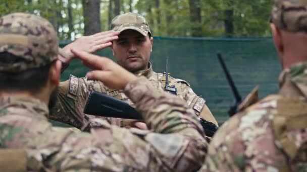 兵士は敬意と従順を示し 司令部で部隊指揮官に給仕する — ストック動画