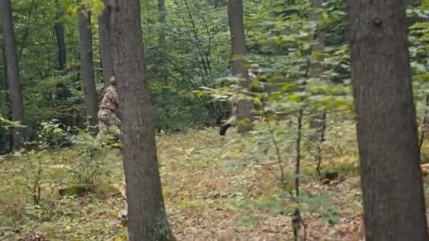 Dois Soldados Movendo Rapidamente Com Espingardas Floresta — Vídeo de Stock