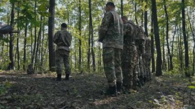Ormanda İslam duası yapan bir askeri birlik..