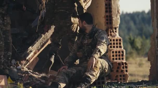 군인은 전쟁의 여파를 경험하고 갈등이 환경에서 슬픔을 반영합니다 — 비디오