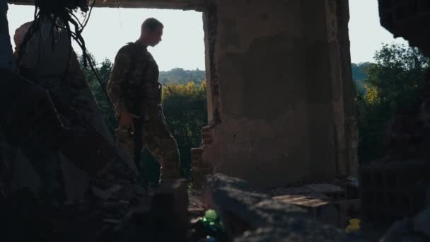 Солдат Переживает Последствия Войны Идя Опустошенном Доме — стоковое видео