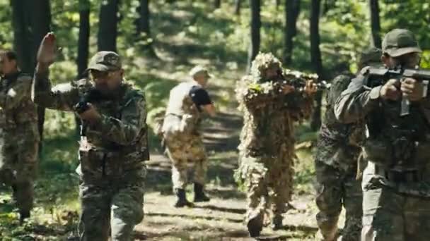 Військова Група Швидко Рухається Між Деревами Озирається Навколо Себе — стокове відео
