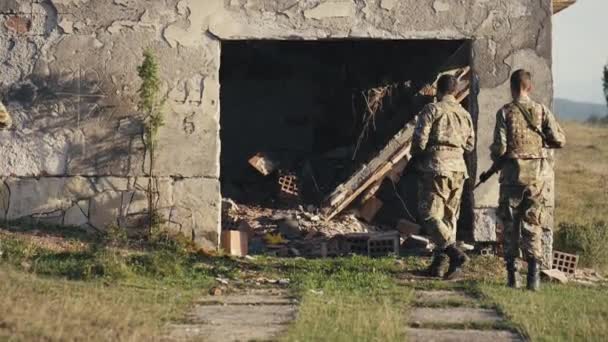 Солдат Переживает Последствия Войны Сидя Опустошенный Посреди Руин Своего Дома — стоковое видео