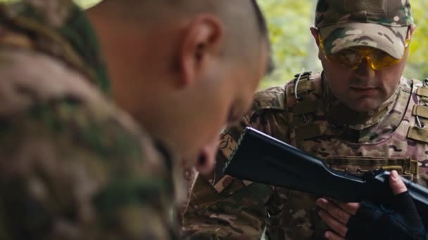 Солдат Демонстрирует Послушание Кивая Командиру Взвода Который Ему Показывает — стоковое видео