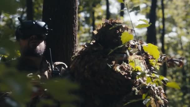 Deux Soldats Sniper Opérateur Drone Positionnent Stratégiquement Derrière Arbre Opérateur — Video