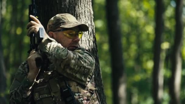 Zběhlý Voják Opatrně Objeví Stromem Ostražitostí Zbraní Pohotovosti Rozhlíží Okolí — Stock video