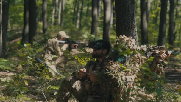 Deux Soldats Sniper Opérateur Drone Positionnent Stratégiquement Derrière Arbre Troisième — Video