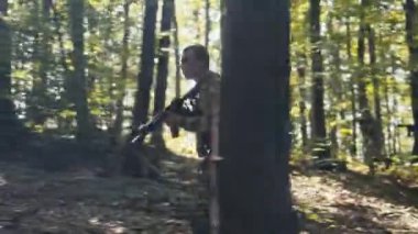 Ormanda yoldaşlarıyla birlikte ilerleyen genç bir asker..