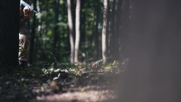 Человек Военной Форме Шагает Ветке Лесу — стоковое видео