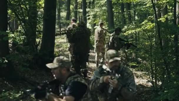 Vojenská Četa Opatrně Kráčí Mezi Stromy Rozhlíží Kolem Sebe — Stock video
