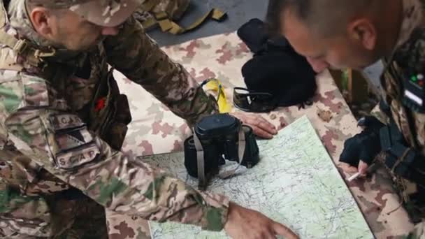 Bosenští Vojenští Důstojníci Ukazující Mapu Jsou Uniformě Diskutují Strategii — Stock video