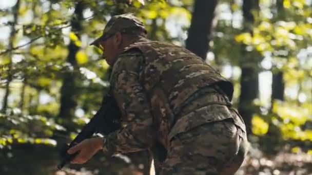一个士兵在阳光灿烂的一天偷偷地穿过树林 — 图库视频影像