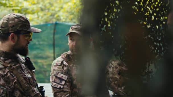 森のコマンドポストで戦略を議論する兵士 — ストック動画