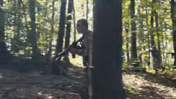 Молодой Солдат Идет Вперед Лесу Вместе Своими Товарищами — стоковое видео
