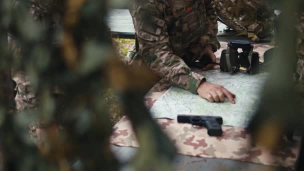 Oficiales Militares Hablando Por Encima Del Mapa Están Uniforme Discutiendo — Vídeo de stock