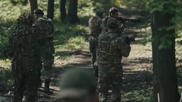 木々の間を慎重に歩き回り 周りを見回している軍隊 — ストック動画