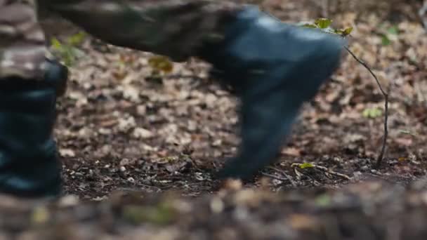 Doğada Yürüyen Asker Botlarının Yakın Görüntüsü — Stok video