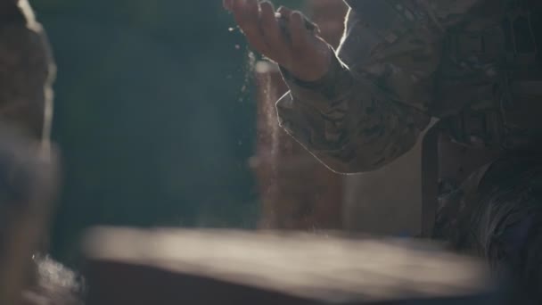 Żołnierz Doświadcza Następstw Wojny Zbierając Gruzy Podłogi Zburzonego Domu Odzwierciedla — Wideo stockowe