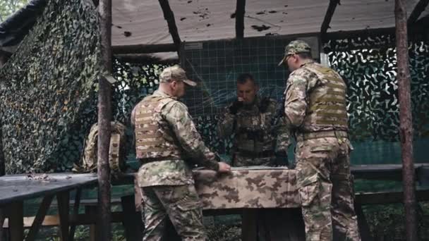 Oficiales Militares Hablando Por Encima Del Mapa Están Uniforme Discutiendo — Vídeo de stock