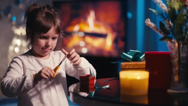 Ein Fröhliches Kaukasisches Mädchen Schmückt Freudig Eine Kleine Geschenkschachtel Und — Stockvideo