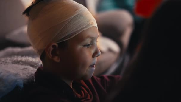 Γαλανομάτης Καυκάσιος Επίδεσμο Στο Κεφάλι Κοιτάει Μια Οθόνη Ένα Παιδί — Αρχείο Βίντεο