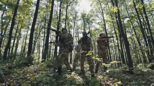 Escuadrón Militar Pie Círculo Bosque Mirando Alrededor Con Armas — Vídeos de Stock