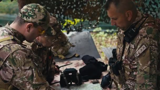 Vojenští Důstojníci Mluví Nad Mapou Jsou Uniformě Diskutují Strategii — Stock video