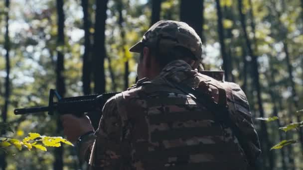 Zběhlý Voják Držící Pušku Střehu Připraven Střílet Lese — Stock video