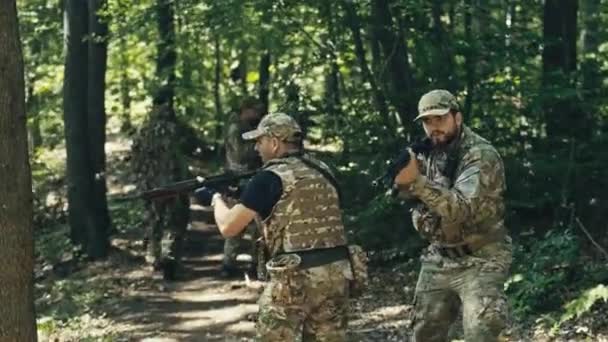 Escuadrón Militar Moviéndose Vigilantemente Por Bosque Mirando Alrededor — Vídeo de stock