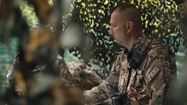 軍の将校がアシスタントと話している 制服を着て戦略について話し合う — ストック動画