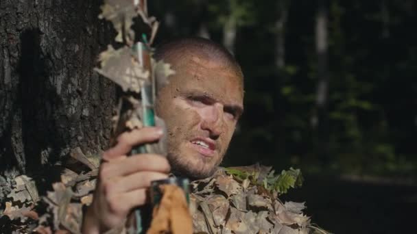 Gros Plan Extérieur Montre Soldat Fatigué Camouflage Masqué Par Boue — Video