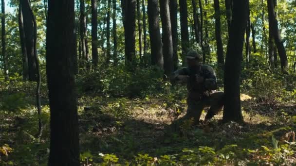 Pěšák Ostřelovač Opatrně Pohybují Lesem Pěšák Signalizuje Odstřelovači Aby Pohnul — Stock video