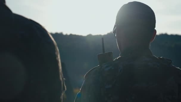Silhouette Soldat Steht Mit Patriotismus Und Ehre Sonnenstrahlen Werfen Einen — Stockvideo