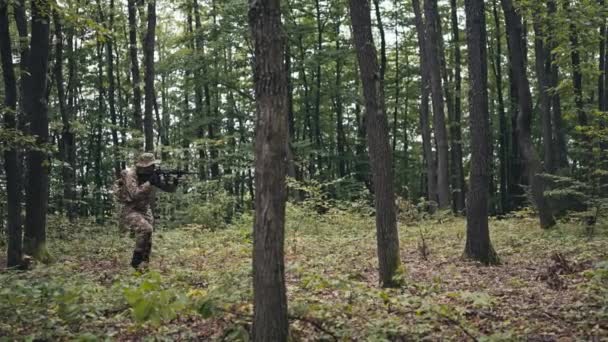 Kaukasiske Soldater Bevæger Sig Forsigtigt Med Rifler Skoven – Stock-video