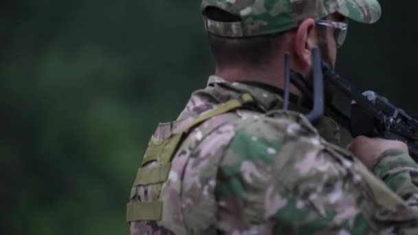 Yetenekli Bir Kafkas Askeri Silahını Doğada Ateş Etmeye Hazır Bir — Stok video
